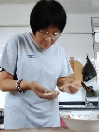 饺子是辣椒肉馅,91岁的婆婆妈不吃辣,单独给她包了圆葱馅的,提前做好给送过去回来再包我们的#加油娟姐