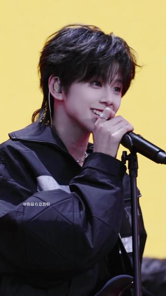 我还寻思着 小狼尾吉他手能有多帅呢 #陈思罕