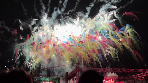 沉浸式6分钟超长烟花秀🎆
烟火漫天,璀璨夺目
治愈所有不开心,愿万事皆安
#烟花秀
#超长烟花视频 #氛围感 #岁岁平安 #夜景烟花