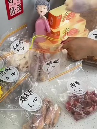 还在用普通的塑料袋装食物吗?既不美观又不健康!来看看我们家的#食品密封袋 吧,它是食品级的#密封保鲜袋 ,可以放心接触食物,而且它很厚实,不容易破漏,还可以反复使用哦!把它放进冰箱里,不仅整洁干净,还不会串味,快来试试吧,让你的厨房生活更加便利!#食物保鲜 #收纳整理 #超实用