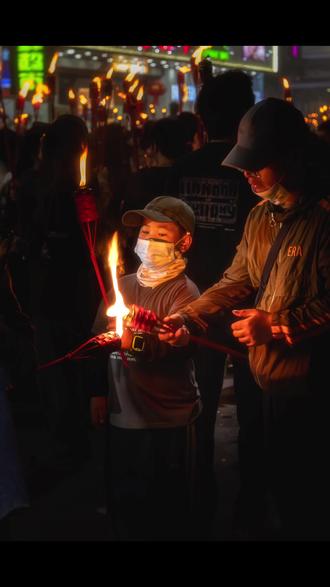 我想告诉你关于阳美火把节的一切 阳美火把节,为纪念忠孝之士介子推已延续三百余年。先民感其“忠孝两全”,将正月初六定为“火把祭”,以火寄情、世代缅怀。三百多年来,这束火光从未熄灭,成为岭南最滚烫的民间记忆。
每到正月初六入夜,全村齐燃火把,火光冲天、人声欢腾,大家把写满祈愿的红纸贴上火把,场面热闹又暖心。2009年入选揭阳非遗,老传统焕发新生机。
这份凝聚力从不用言语多说,它藏在一年又一年的仪式里。无论潮汕人身在何方,家乡这片土地上,总有人守着、燃着火把,把传承稳稳续上。等你回头看,我们一直都在。如今各地游客慕名而来,更见这份守望相守的力量,格外珍贵。
#一人一个春节传统年俗 #非遗文化传承 #揭阳 #我的摄影日记 #青年创作者扶持计划