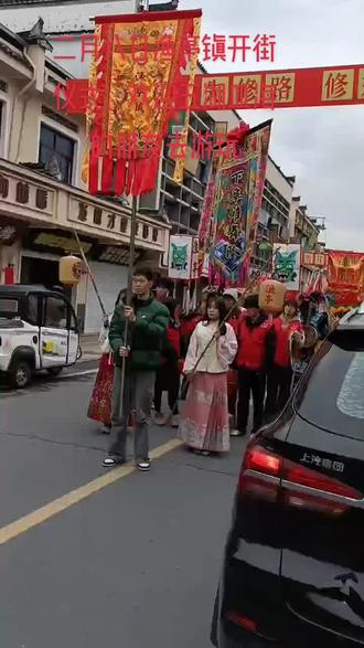 我的家乡渔亭,千年古镇,人间烟火,长亭渔款,有世外桃源的桃源洞,还有个红庙,李白就被那个十里桃花吸引过去了,李白在那钓鱼有个钓鱼台。还作一首诗,(浔阳台)磨尽石岭墨,寻阳钓赤鱼,霭峰尖似笔,堪画不堪书。还有个驼峰以前上面有庙,不知现在修好没有。还有个云岩湖那里有一座天桥。渔亭是钱塘江到富春江再到新安江上面是横江再上面是樟河最后一个码头,以前的货物主要是水上运`输。渔亭有盐店街(长约212米,是转运和经营食盐)。正街(长约166米,有著名的"同德仁)药店等店铺)。下街(长约108米,有旅店等店铺)。大桥头(渔亭桥叫永济挢)。大河街,小河街,里街,河滩街,上街,饭店我旅店都有十几家。是个繁华的地方,