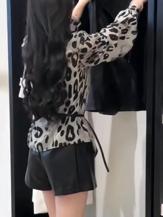 秋季时尚一整套女2025新款气质港风复古马甲背心豹纹衬衫短裤套装