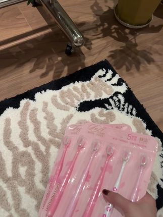 牙刷可一定要勤换呀!不然真的很容易滋生看不到的脏东西!这个价就到手5支软毛牙刷!还这么好看!刷到的姐妹赶紧冲~#牙刷 #刷毛柔软 #不伤牙龈的牙刷 #牙刷推荐