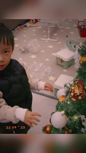 今年的圣诞礼物是《风火轮终极汽车广场》,小心被恐龙吃掉哦!#风火轮小车 #风火轮轨道 #风火轮火辣小跑车 #希希的玩车日记 #希希的小日常