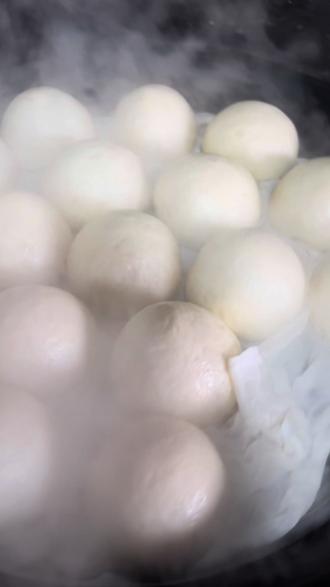 纯手工碱面馒头,90后过年的记忆,过年必备:把面发,蒸馒头,蒸蒸日上啦#家乡味道 #传统面食 #地方特色美食 #老手艺传承 #传统美食文化