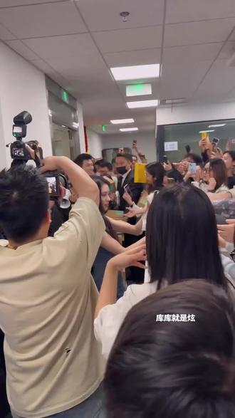 扫楼到底去了多少人拍我存!小福星就这样送礼送不停了!#刘浩存 #刘浩存好萌 #明星 #追星 #真实生活分享计划