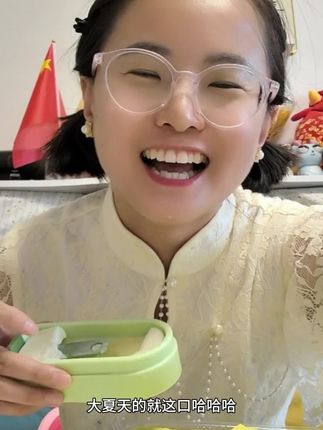 #夏日解暑神器 姐妹包装不够了这批谁抢到算谁的了 ,新做一批包装,不知道啥时候能回来,赶上就买吧,咱家绿豆糕配料表是绿豆糖和水。没有添加剂,没有防腐剂,没有香精,没有色素吃的健康。而且还非常好吃,非常细腻。口感特别好,开袋就有绿豆的香气,秀秀自己的品牌,自己做售后铁铁放心购买就可以了 #哈尔滨姑娘摆地摊 #这也太好吃了 #好物推荐🔥