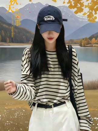 秋风吹得湖面起了细浪时,她坐在湖边长椅上翻杂志,条纹T恤的黑白纹路浸了暖光,搭配的白色直筒牛仔裤顺着腿型垂落,刚好衬得腿型纤长。 “找你半小时了。”周亦洲拎着两杯热拿铁走来,指尖碰了碰她T恤的领口:“这套衣服太显气质,刚才在湖边,隔着芦苇都能认出你——显瘦还显白,没白让你纠结半天。”她接过杯子,耳尖泛了红,起身时牛仔裤的裤脚轻扫过草地。风卷着落叶落在肩头,他伸手帮她拂开,指腹不经意蹭过她的小臂,阳光穿过树叶落在条纹衣料上,像把这秋天的温柔,都藏进了两人并肩看湖的心动里。#早秋不费力显贵穿搭#梨形身材穿搭大赏#一衣多穿通勤版#秋日韩系穿搭走起#早秋高智感职场穿搭