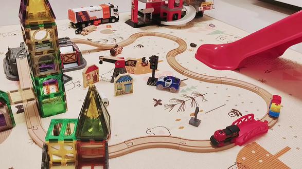 小朋友的快乐如此简单,磁力片+火车轨道搭建,混搭的快乐这不就来了