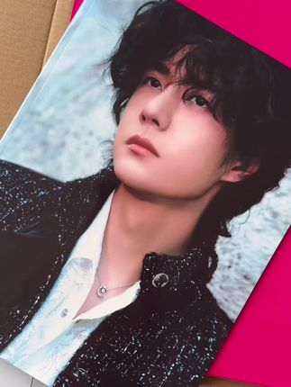 啊啊啊,拿到啦拿到啦,卷王陛下真的太顶啦,不愧是superstar😎😎😎#王一博 #王一博巴黎时装周 写真集到手啦,有喜欢的吗