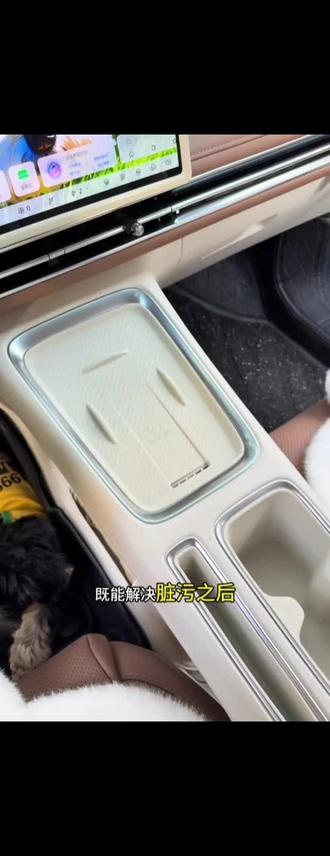 缤果s全新升级的中控区域保护垫,定制版加厚液态硅胶材质,装上和原车自带的一样,有效避免无限快充位置脏污磨损,脏了也很好清理。#缤果s #五菱缤果s #缤果s中控保护垫 #汽车好物 #强烈推荐