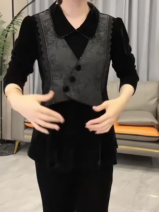 显瘦拼接假两件娃娃领串珠重工丝绒上衣,面料质感好、版型高级感十足~关键现在有运费险,喜欢就赶紧冲吧!#高级感穿搭 #显瘦穿搭 #谁穿谁漂亮  #气质穿搭 #内娱琥珀系中女的力量感