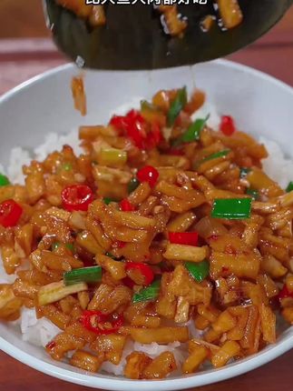 喜欢吃嘎嘣脆的姐妹,你一定要试试这个萝卜干炒肉,脆嫩爽口,下饭那叫一个香,萝卜干下饭菜#萝卜干#家常菜#简单美食