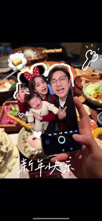 带崽跨年创意照这样拍!
#p图教程 #宝宝跨年创意照 #一家三口跨年文案 #冲出手机屏幕 #一家三口新年照