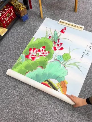 古法三矾九染,层层透色;背景虚实相生,留白处似水波空灵,当代家居悬挂亦显大气典雅。#手绘 #年年有余 #文玩探宝