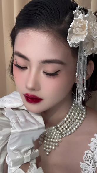 你知道的 爱人的眼睛是世界第八大洋
#新娘#婚礼#新娘跟妆#妆容分享 #红唇