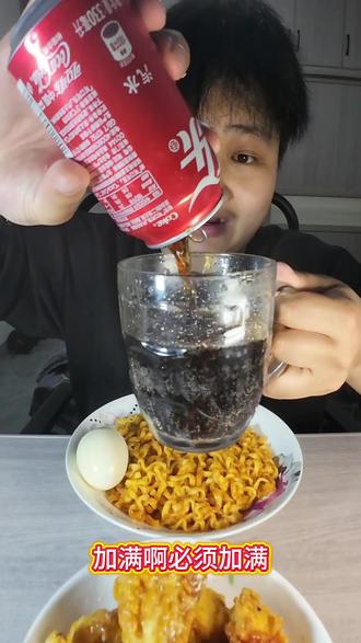 #青年创作者成长计划 #火鸡面 #韩式炸鸡 酱里麻火鸡面➕韩式炸鸡 最后是最重要的冰镇小饮🐦!!