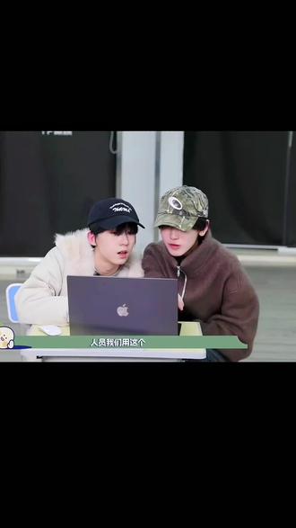 左千和小羊儿的甜蜜日常(一起做PPT)~
#奇文 #左奇函 #杨博文#爸爸妈妈 #TF家族四代