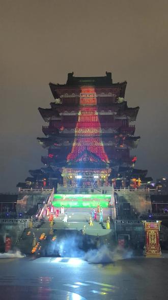 赴一场古都惊鸿宴,来感受王勃笔下的滕王阁。"豫章故郡,洪都新府。星分翼轸,地接衡庐。#滕王阁 #江西滕王阁风景区