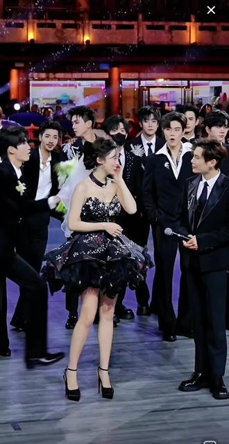 哇喔今晚的CP老好看了,男团都来抢妹妹了,跟妹妹跳CP舞,最后龙宝宝都上场了😂要笑死了哈哈哈#龙浩天 #以太 #峻伊 你是真会整啊,龙宝宝😂笑不活了😂😂#龙浩天妹妹 #我要上热门