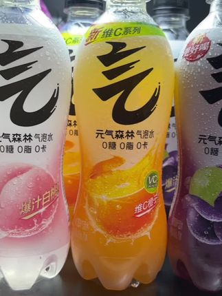 哇塞,这谁能拒绝?我居然薅到元气森林气泡水的大羊毛,还是多种口味任意选择,而且你所担心的这些都是零,超爱这个爆汁葡萄味的,打开就闻到浓郁的葡萄香,气泡绵密十足,一口下去,就像一大串葡萄在嘴里爆汁,口感嘎嘎带劲,真的巨好喝,商家冲销量才这价,趁划算赶紧薅#元气森林#气泡水#仙女都在喝什么 #畅爽好喝无可替代 #夏日饮品