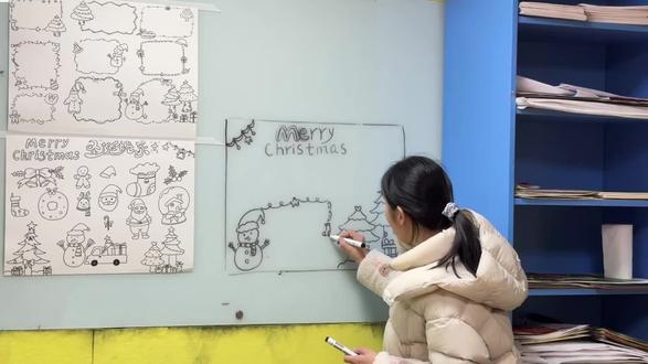 圣诞主题手抄报,课堂实拍💖孩子们创作的都很认真,完美的作品诞生啦#圣诞 #圣诞手工 #美术生日常 #少儿美术