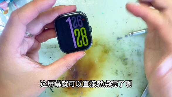 红米watch5从床上摔下后,不显示了,小哥更换屏幕后显示正常了#红米watch5 #手表维修 #更换屏幕 #智能手表修复