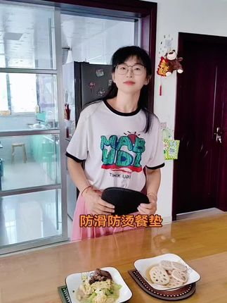 9.9到手3个 防滑,防烫,图案好看,硅藻泥材质,需要的姐妹,左下角点开来喔#餐垫