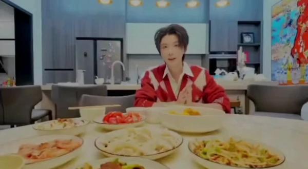 简直是小情侣的婚后日常啊
普普给的情绪价值好足,真的很会养小狗(bushi
那盘糖拌西红柿离普普那么近,高嘉辉还要给他夹,xql腻歪鼠惹#小情侣 #云熠 #云熠星河 #过年 #包饺子