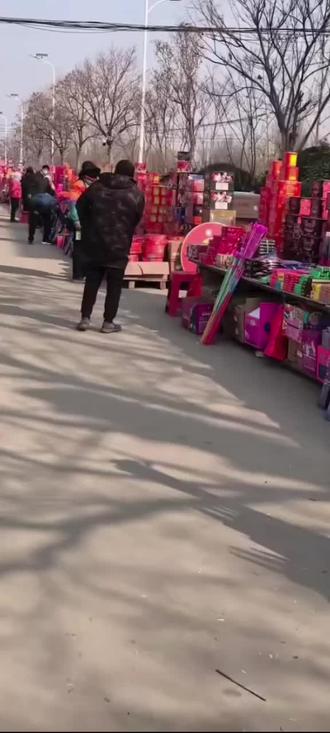 通知今年又禁止放烟花。不让放,那就看人家……