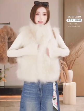 姐妹们,这件山羊绒马甲真的太暖和了,冬天穿它出门就像裹着一个小火炉一样,它的保暖效果特别好,而且摸起来软绵绵的,特别舒服。天气变冷了,快给自己安排一件吧!#穿搭 #秋冬穿搭 #山羊绒马甲 #穿搭分享