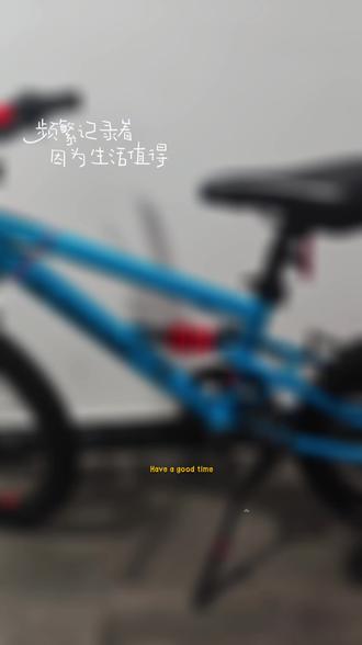 迪卡侬B'TWIN 520FS儿童山地车,20寸 蓝色软尾款,前后减震,6速变速,V刹,轮胎胎纹深,零件齐全,骑行顺畅。适合身高120-145cm小朋友,9成新,买来基本没骑几次,功能都正常。实拍图片#山地车🚲 #儿童山地自行车 #青少年山地自行车
Decathlon/迪卡侬