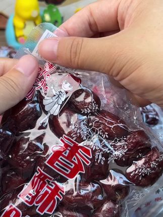 宝子们!发现宝藏零食素小仙香酥脆枣啦!趁着现在有活动,我赶紧又囤了一箱回来,满满七大包才这个价!红枣都是去核的,品质特别好,香脆饱满,枣味浓郁,一口一个特别的酥脆香甜,真的太好吃了。