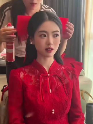 姐妹们,这套新中式真的好惊艳啊!香槟色旗袍敬酒服,上身尽显温柔气质,版型设计也很绝美,长袖搭配高腰裙,曲线身材展现的淋漓尽致,一套下来高级感满满,喜欢的姐妹可以冲。#新中式订婚服#新中式敬酒服#订婚服敬酒服#订婚套装#新娘敬酒服
