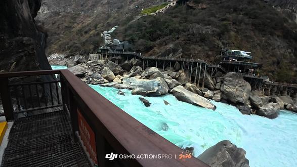 不是说上地理课吗?
我到了你们人呢!#自然奇观 #虎跳峡大峡谷 #地理课本上的美景