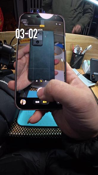 荣耀Vs3。原来贴的卡通包膜。过年了换个透明包膜。换个风格。你喜欢卡通的?还是喜欢透明能看到原色的?#真实生活分享计划# #白白兔数码潮玩# #手机包膜# #热门#