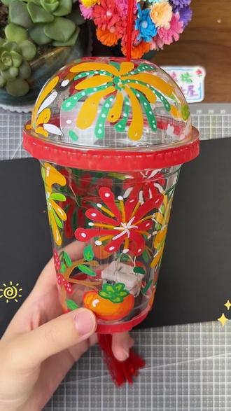 喝完的奶茶杯不要扔,用马克笔涂一涂、画一画,放上灯带,就变好看小灯笼,快来试一试吧#亲子手工 #手工diy #童年玩具 #元宵节灯笼 #元宵节儿童灯笼 @DOU+小助手