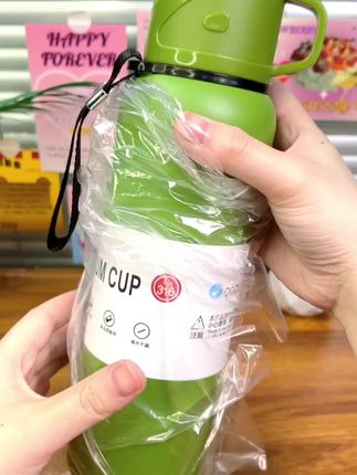 呢个保温杯无论装进车里,或者装进包里,它的容量很大,满足你一天的需求#每日分享 #水杯 #保温杯 #多喝水