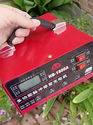 汽车亏电别慌!这款多功能电瓶充电器来帮忙~ 纯铜机芯加持,导电快、效率高,充电又稳又安全。全智能系统超省心,自动识别电瓶型号,充满自动断电,不伤电池。通用款超实用,轿车、货车、摩托车都能充。操作简单,插上就干活,新手也能轻松上手。备一个放车上,应急充电不求人,行车更安心!