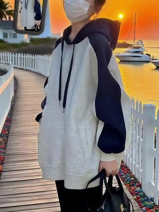 大码也能轻松玩转时尚!这款连帽撞色插肩袖上衣,专为追求舒适与个性的你设计。宽松版型,不挑身材,230斤也能自在穿,活动无束缚。撞色插肩袖打破单调,视觉修饰肩线,让整体比例更协调。 连帽设计带来休闲运动感,日常出街、周末出游、情侣搭配都超适合。柔软亲肤的面料,透气不闷,春秋单穿、冬天内搭都很出彩。无论你是想低调随性,还是想成为街头焦点,这件上衣都能帮你轻松实现!#早秋不费力显贵穿搭 #氛围感穿搭 #慵懒感穿搭 #大码女装 #拿捏穿搭公式
