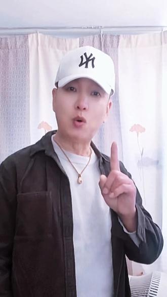 一头驴贷款买了一个磨,乍听荒诞,细品确满是现实的无奈。驴的磨盘,是生存的枷锁,也是生活的铠甲。在命运的选择题里,它没得选,只能拖着磨盘,在原地打转,却也在打转里,挣来了苟活的资格。