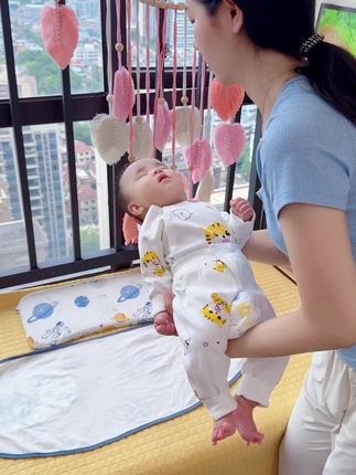 宝宝睡觉很容易惊跳反射、落地醒,也是因为没有安全感,我们可以用包巾给他裹上,有安全感了睡的更香#防惊跳 #落地醒 #母婴好物