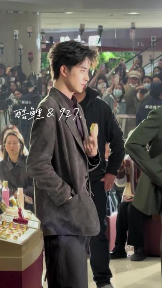 有一个生图的神来到了武汉!#敖瑞鹏 #生图 #武商梦时代广场 #帅哥