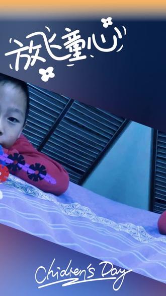 锦心浩志 家风传远(七言全诗)
上篇·天赐麟儿家兴业旺
零九祥光降吉辰,麟儿啼响动家门。
一门喜气添兴旺,满室温馨沐日春。
屈氏传家承厚望,锦名取意锦绣身。
浩字藏怀天地阔,勤劳良善脉相循。
津门创业凭儿志,锦浩为铭立业根。
十七风霜同奋进,儿成业兴两欣欣。
四岁童心捏泥塑,街头小坐自天真。
不为钱米惟为爱,一片纯诚映初心。
静气沉心异同辈,灵心巧手性纯淳。
悟空有胆精神足,冰上拼装样样能。
六载之前体质弱,为强肺气泳途奔。
一朝入水如鱼得,速度天资超众人。
赛场驰骋多佳绩,津门泳星誉满身。
九年汗水凝光彩,十二选入专业门。
独赴征程经疫困,少年孤勇不言贫。
委屈疲惫皆咽下,坚韧磨成少年身。
天赋勤耕同并进,家兴业旺伴晨昏。
一生锦绣前程远,胸藏浩荡志凌云。