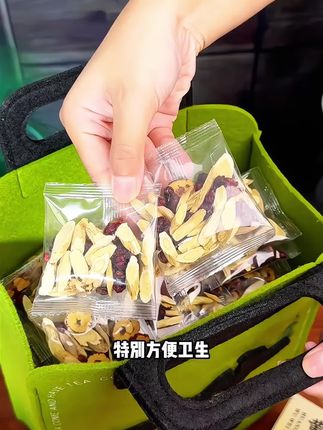 取黄芪、麦冬、五味子、红枣一起煮水喝,这就是著名的黄芪五味茶。每次一包,开水冲泡5分钟即可,入口清润甘甜。