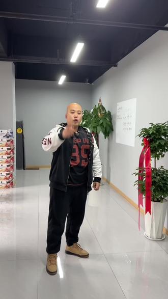 给大家介绍一下我们的进场流程和跑步机投屏