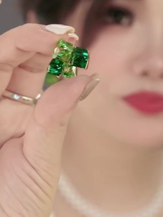 在泡菜国一颗锆石就要50,容儿直播间耳环只要30+太好看了#现代简约轻奢风 #耳环控 #耳环搭配技巧