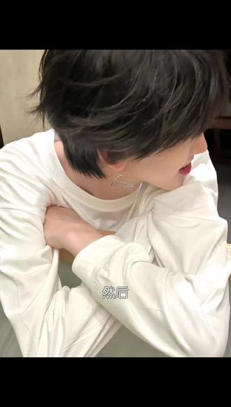 新发型让扁扁一下年轻了14岁𖦹𖦹 .ᐟ.ᐟ
#左奇函 #女友视角 #少年感 #侧颜杀 #男友风