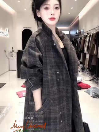 #姐妹们快来看看这件超火的毛呢外套吧!它穿上身的效果真的太绝了!超级显瘦又洋气!而且还是百搭款的,无论你是配牛仔裤还是半身裙都特别好看,宽松版的剪裁能藏住身上的肉肉,让你显得更苗条,这么好看的外套怎么能错过呢?喜欢的小姐姐赶紧点击下方链接购买吧!@DOU+小助手